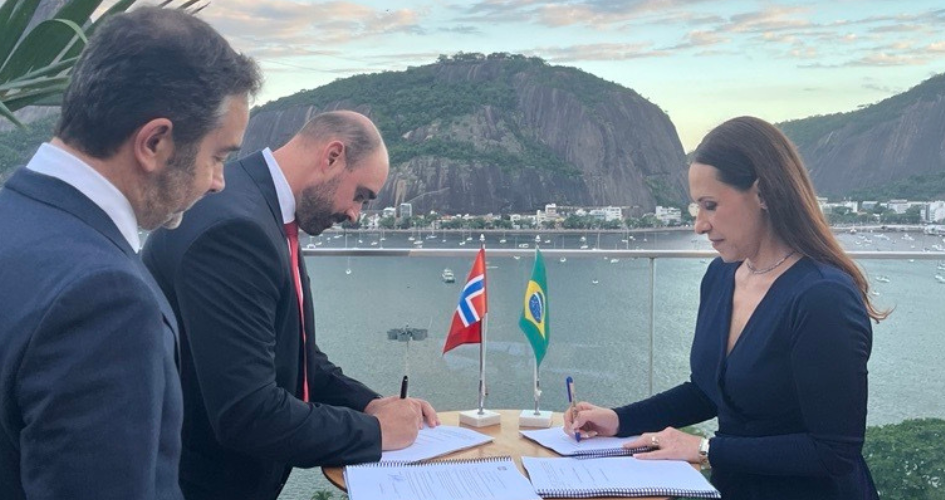 Yara and Petrobras representatives at signing ceremony.