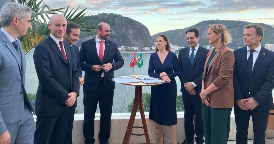 Yara and Petrobras representatives at signing ceremony.